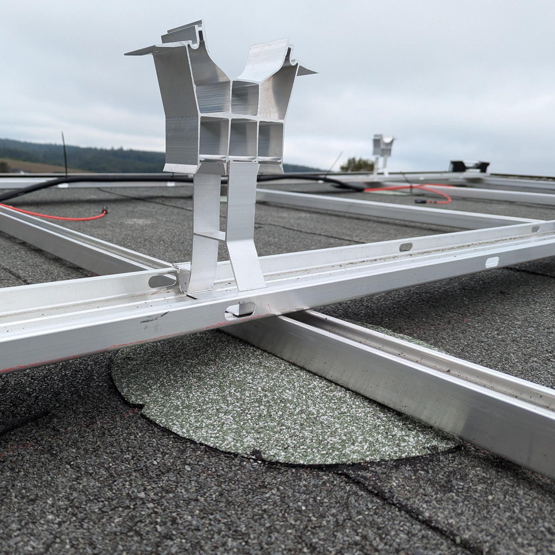 AMPIX® -Befestigungssystem für PV-Anlagen auf dem Flachdach.