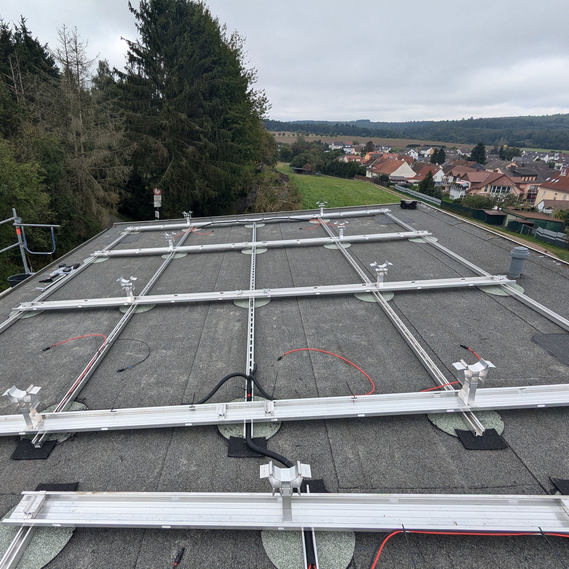 AMPIX® - Befestigungssystem für PV-Anlagen auf dem Flachdach. Anwendung auf Dach.