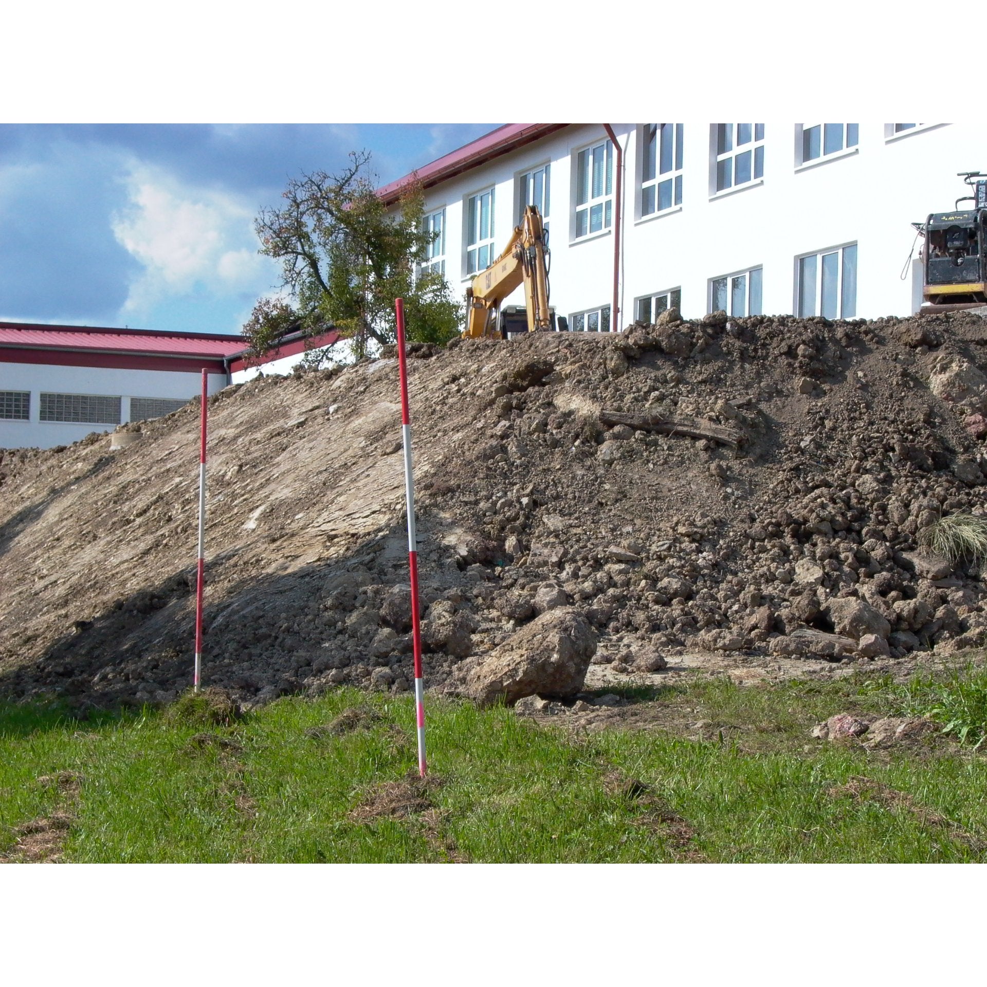 NESTLE Stahlfluchtstab, runde Rohrspitze, Länge 2 m, r/w, 12 Stück im Set
